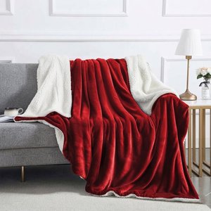 Couverture Sherpa unie rouge rubis avec bordure Sherpa blanche, rectangulaire, en coton biologique, tricotée, personnalisée, pour la maison et les voyages - Product Image 1