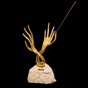 Sculpture artistique en pierre de travertin avec un design abstrait de mains dorées, décoration de luxe et détails artisanaux pour les maisons modernes - Product Image 1
