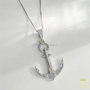 Pendentif de haute qualité en forme d'ancre avec détails en pierres brillantes et finition luxueuse style hip-hop - Product Image 5