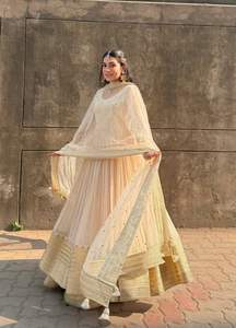 Conjunto de Traje Anarkali de Georgette Premium Blanco al por Mayor con Bordado de Lentejuelas y Zari, Mangas Largas, Diseño de Diseñador con Plazo y Dupatta - Product Image 5