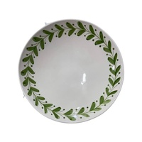 Assiette à pâtes élégante en céramique avec motif feuille d'olivier, bord large et finition brillante pour une présentation raffinée