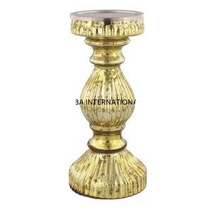 Candelabro de Diseño Clásico con Acabado en Oro, Diseño Antiguo, Candelabro Multifuncional Decorativo en Oro - Product Image 1