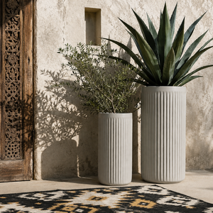 Jardinière cylindrique blanche Hieta Garden pour extérieur, pot en fibre de verre côtelé, style moderne, décoration de jardin intérieur et patio, 2 tailles - Product Image 6