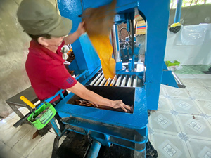 ราคาขายส่ง ยางพาราธรรมชาติยี่ห้อ NGOC CHAU รุ่น RSS3 แบบริบบิ้นรมควัน เกรดขึ้นรูปพื้นรองเท้า มาตรฐานเวียดนาม น้ำหนัก 33.3 กก. ความสูง 33.3 ซม. - Product Image 5