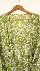 Robe kaftan bohème verte à imprimé floral avec lien à nouer dans le dos, coupe ample, manches courtes, en coton, pour la plage - Product Image 2