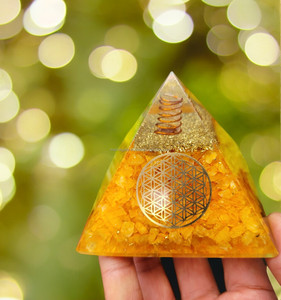 Lớn <span class=keywords><strong>3</strong></span> "orgonite kim tự tháp với Citrine đá quý chip orgone Máy phát điện năng lượng kim tự tháp nóng bán số lượng lớn nhựa Epoxy đá thủ công - Product Image 3