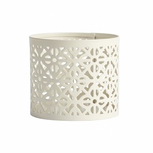 Portavelas Redondo de Metal Verde Floral con Diseño Geométrico Recortado para Decoración del Hogar, Bodas y Navidad - Product Image 3