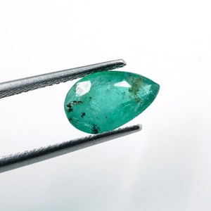 HAYAAT GEMS Esmeralda Zambiana de 1.70ct, Corte Esmeralda Verde, Facetada en Forma de Pera, 10.5x6.4x4.5MM para Joyería - Product Image 4