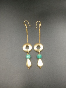 Pendientes de bola chapados en oro de Amaira Jewels, estilo vintage con perlas de imitación, joyería hecha a mano para fiestas de mujer - Product Image 3
