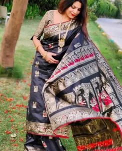 Sari en soie de créateur fabriqué en Inde avec pallu contrastant, idéal pour les festivals traditionnels, les mariages et les soirées, disponible à la vente - Product Image 4