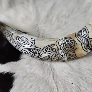 Corne à boire artisanale avec support en corne, motifs vikings gravés sur mesure pour le mead et les magasins d'articles vikings - Product Image 1