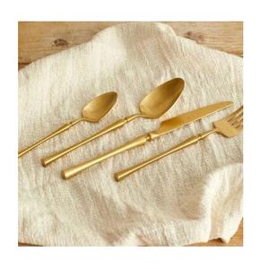 Ensemble de couverts en laiton finition or avec poignée à motif feuille, design moderne et luxueux - Product Image 5