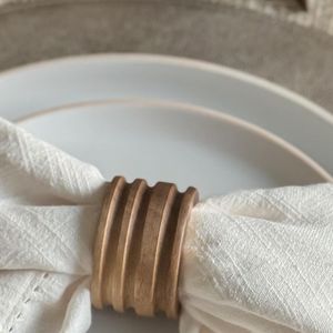 Ensemble d'anneaux de serviette faits à la main en bois naturel, design nordique, accessoire de table durable pour mariage et dîner par curio Craft - Product Image 2