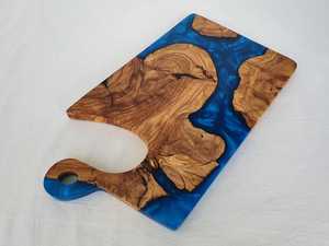 Planche à découper artisanale en bois d'acacia et résine époxy, élégante et de qualité supérieure, pour la préparation et le service des aliments en cuisine - Product Image 6