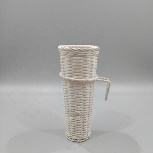 Support à baguette en rotin conçu pour s'attacher solidement à la console de voiture. Un support à baguette en rotin élégant. - Product Image 1