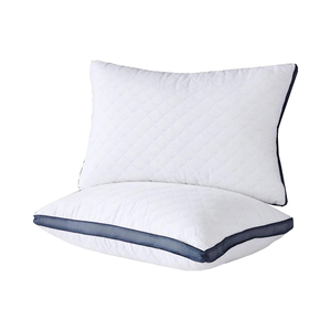Almohada Rectangular Blanca Sólida con Borde Azul Marino, Funda Transpirable 100% Algodón, Relleno Minimalista 100% Fibra de Poliéster - Product Image 1