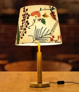 Lámpara de Mesa Metálica Botanical Bloom con Pantalla de Tela Floral Hecha a Mano, Acabado en Latón Antiguo, Iluminación Decorativa Acogedora - Product Image 3