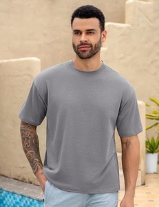 T-shirt homme premium, coupe oversize, épaules tombantes, style tendance. - Product Image 2