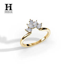 Bague en or 14 carats avec grappe de diamants marquise - Bague empilable élégante style couronne pour femme - Product Image 1