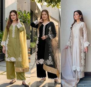 Ensemble Palazzo de Luxe en Soie Naturelle Brodé à la Main avec Perles et Moti, avec Dupatta en Tulle Doux, Entièrement Cousu, Tenue de Mariage Moderne - Product Image 4