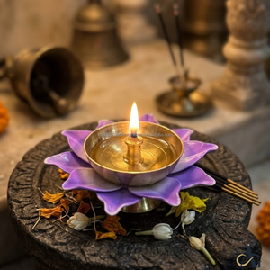 Diya Decorativa de Latón Morado con Base de Pétalos, Lámpara de Aceite de 3 Pulgadas para Pooja, Decoración del Hogar para Diwali - Product Image 1