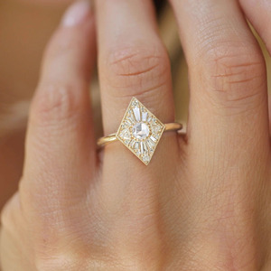 Bague en or jaune 14 carats en forme de cerf-volant, style Art Déco, avec diamant de laboratoire - Product Image 2