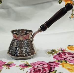 Autentica Cezve Turca per la Preparazione del Caffè con Corpo in Metallo Martellato e Manico Liscio in Legno per Amanti del Caffè Tradizionale - Product Image 1
