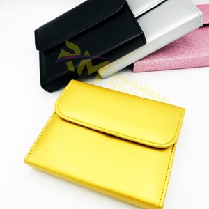 Pochette en cuir et étui magnétique avec pince à épiler, coton nettoyant et outil de beauté – Couleur blanche – Produit phare de l'Expo de mars RMI - Product Image 6