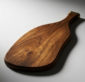 Tabla de cortar de madera de mango con acabado en nogal, tabla de cortar de forma natural con asa de latón, bandeja para servir - Product Image 4