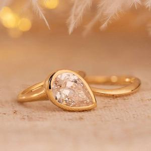 Ensemble de mariage minimaliste avec diamant de laboratoire en forme de poire, bague de mariage ondulée en or 14 carats, ensemble solitaire moderne unique - Product Image 1