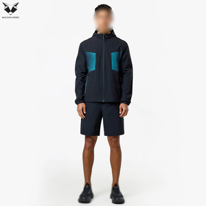 Conjunto de Pantalones Cortos Deportivos Negros para Hombre, Chaqueta Deportiva con Capucha y Paneles Geométricos Turquesa Modernos y Pantalones Cortos Deportivos a Juego - Product Image 3