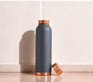 Botella de Agua de Cobre Ecológica Minimalista de 1L con Tapa Gris Mate, Portátil, Hecha a Mano, Única, para Ayurveda y Yoga - Product Image 1