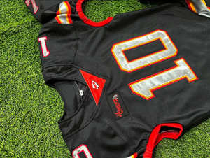 Maillots de football américain noirs en gros, 100 % polyester, col en V, sublimation, coupe athlétique, uniforme de football pour hommes - Product Image 5