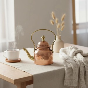 Théière en cuivre de haute qualité avec une longue becquetée élégante, une poignée en cuivre traditionnelle, un couvercle supérieur ajusté, un corps arrondi, un design d'inspiration vintage - Product Image 2