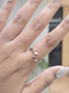 Bague ouverte en or avec diamant de laboratoire taille poire marquise certifié IGI, 0,20 ct, quatre pierres, design géométrique minimaliste, sertie à griffes - Product Image 1