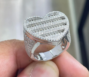 Anillo de Moissanita con Corazón Plateado y Diamantes, Joyería de Lujo Unisex, Estilo Baguette, Bañado en Rodio - Product Image 1