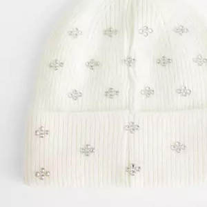Bonnet d'hiver en tricot orné de cristaux, avec strass étincelants, doux et personnalisable avec logo imprimé - Product Image 3