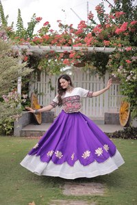 Lehenga Choli morado de microalgodón romano, largo hasta el suelo, vestido étnico indio con bordado de loto, ideal para bodas y fiestas de Diwali. - Product Image 4