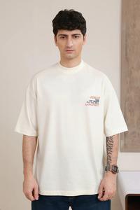 Camiseta gráfica con una silueta relajada y espacio adicional en el pecho y las mangas. - Product Image 5