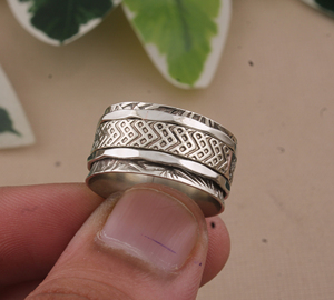 Anillo de banda de plata de ley 925 al por mayor con diseño propio, texturizado y martillado, para bodas, minimalista, para hombres y mujeres, para fiestas, bajo precio. - Product Image 2