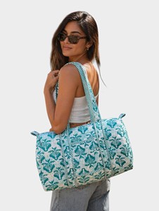 Sac de voyage en coton imprimé floral blanc et bleu sarcelle, grande capacité, sac de sport, sac fourre-tout - Product Image 1