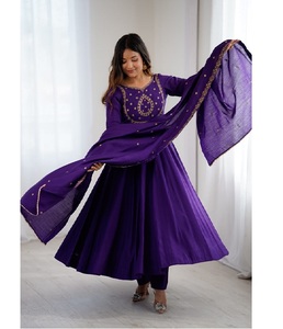 Ensemble Anarkali de luxe en soie Chanderi pure romaine, coupe évasée, avec dupatta et pantalon, prêt-à-porter pour femme, tenue ethnique - Product Image 1