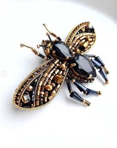 Broche Decorativo Premium MD HANDICRAFTS con Bordado Floral y Perlas para Bodas y Fiestas, Unisex - Product Image 5