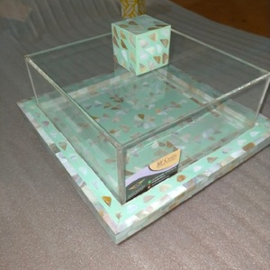 Base para Pastel de Lujo Ecológica de Madreperla con Tamaño Personalizado y Tapa de Acrílico para Decoradores de Pasteles y Postres - Product Image 1