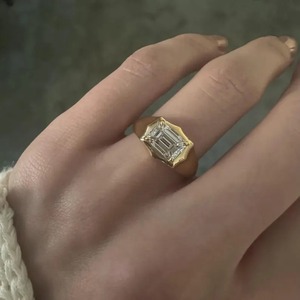 แหวนหมั้นผู้หญิงทรงเอเมอรัลด์ 14K และ 18K เพชรเลี้ยงในห้องปฏิบัติการ ทองขัดเงา ขอบมีด ดีไซน์ทันสมัย รับรองโดย IGI ระดับ VVS2 - Product Image 1