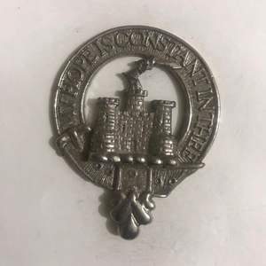 Insignia del escudo del clan Wallace hecha de estaño. Muestra una mano sosteniendo una espada, con el emblema del clan. - Product Image 4