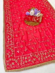 Sari en soie rouge brodé avec un motif floral doré pour femmes, tenue de mariage indienne pakistanaise traditionnelle, robe longue jusqu'au sol - Product Image 5