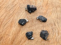 Pendentif en tourmaline noire irrégulière avec attache en argent, conçu pour les bijoux en pierres semi-précieuses