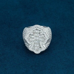 Anillo de Compromiso Solitario de Moissanita VVS Personalizado con Cruz de Lujo, Chapado en Plata Certificada, Corte Brillante Redondo para Hombre - Product Image 1