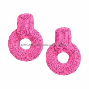 Boucles d'oreilles cloche de bijoux de mode vintage de créateur rose Boucles d'oreilles broderie perlée - Product Image 1